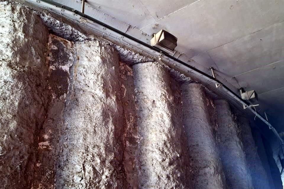 Los retornos subterráneos de Periférico y Mariano Otero están a oscuras desde hace más de cuatro meses. En las lámparas se observan restos de cables que fueron arrancados.