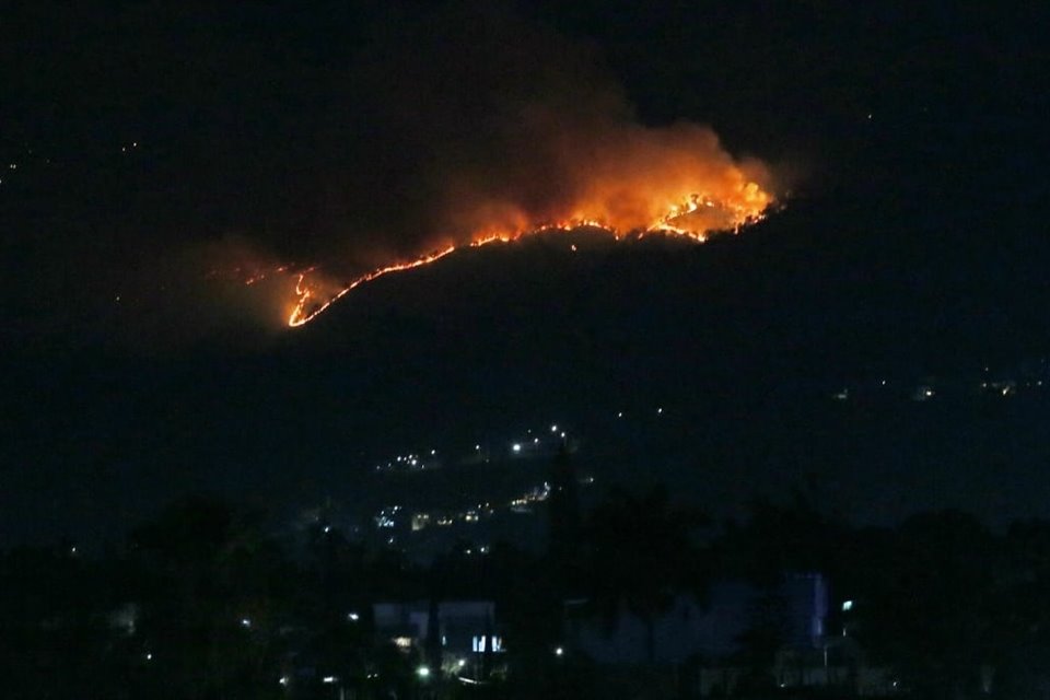 Si bien se declararon las viviendas a salvo del incendio, al corte de las 20:40 horas el fuego seguía fuera de control avanzando hacia el bosque. 