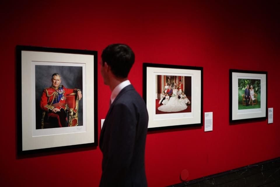 La exposición examina la fotografía de retrato de la familia real británica de los últimos 100 años.