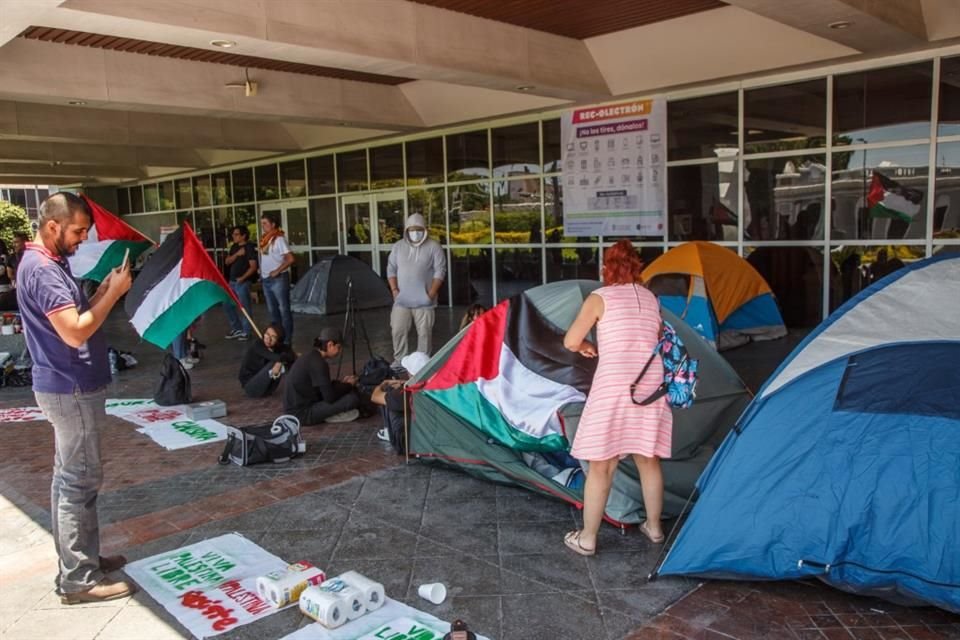 Con un campamento afuera del edificio de Rectoría, el Comité de Solidaridad con Palestina en Guadalajara pide que la UdeG rompa lazos con Israel.