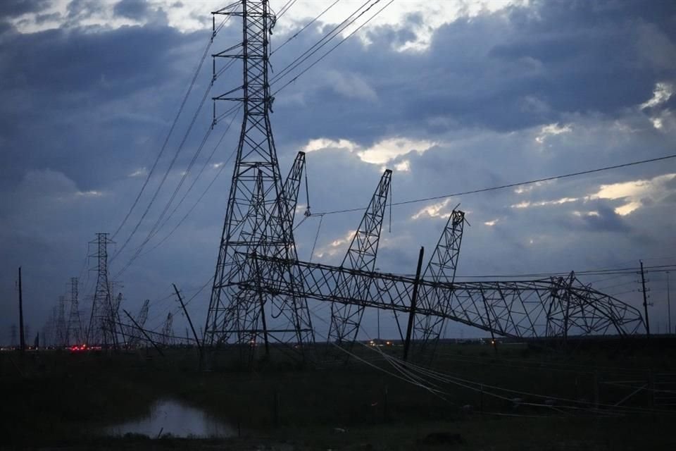 Líneas de electricidad caídas tras una tormenta el jueves en Cypress, Texas, el 16 de mayo del 2024.