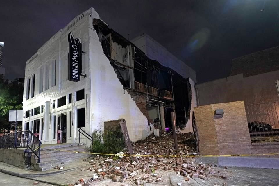 Se muestra un edificio dañado después de una fuerte tormenta que pasó por el centro de la ciudad.