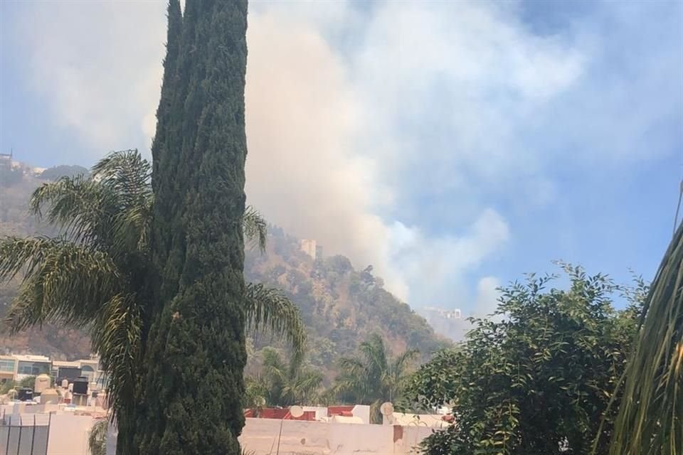 El siniestro representó doble riesgo por desatarse en la zona urbano-forestal, entre el área habitacional y el Bosque de La Primavera.