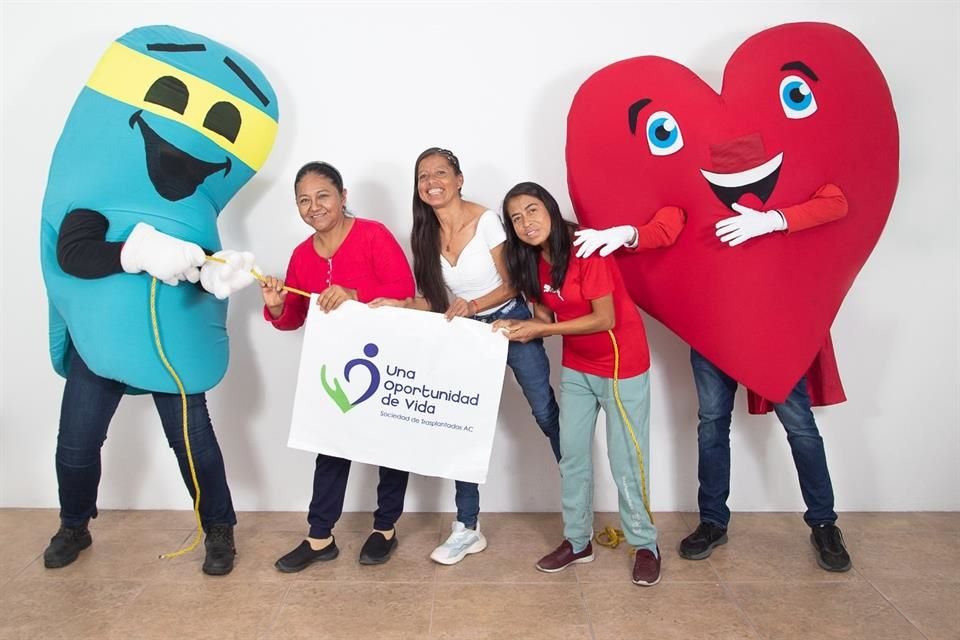 Este año, emprendieron un nuevo programa 'Filtrando Esperanzas', para pagar el trasplante de Llolanda Corona (izq. a der.), Carolina López, Rosa María Vega y otras cuatro personas.