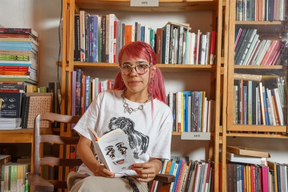 La tapatía Paola Llamas muestra su realidad y la de las personas que la rodean en su nuevo libro 'Poemas para Otakus'.