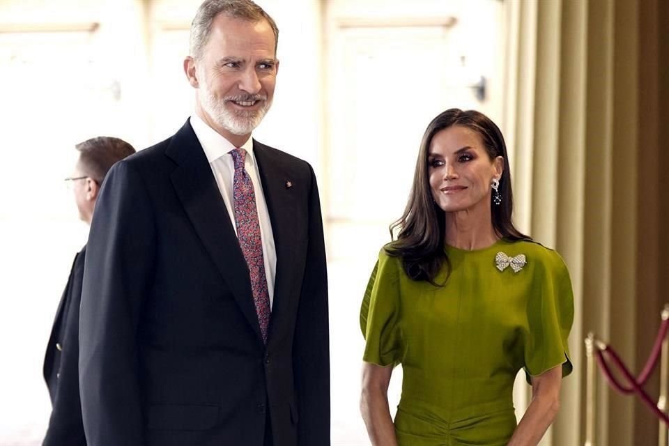 Los Reyes de España, Felipe y Letizia, celebraron 2 décadas de unión con una serie fotográfica en el que aparecen junto a sus hijas.