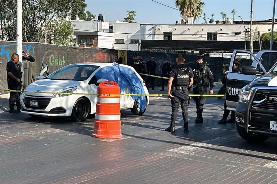 Un hombre fue asesinado a balazos por un sujeto a bordo de una motocicleta en la Colonia Americana, poco antes de las 17:00 horas.