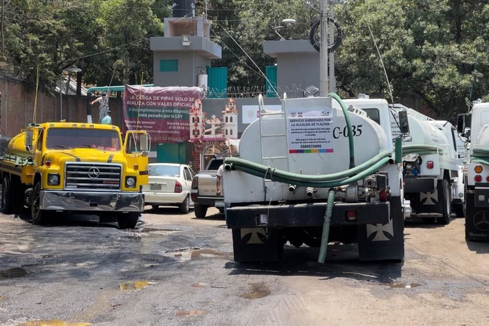 La Alcaldía depende de pozos locales y de la línea Barrientos que abastece el Tanque Chalmita, la cual en mayo registró menor abasto por fallas eléctricas, por lo que se habilitó un operativo con pipas. 