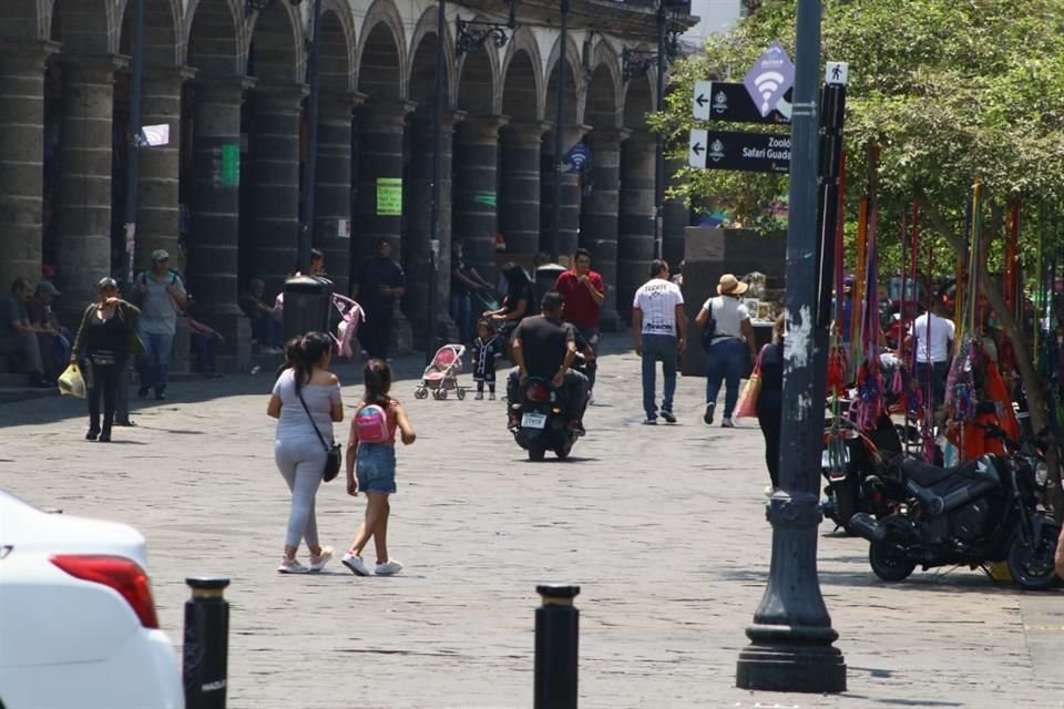 Algunos motociclistas circulan por zonas peatonales.