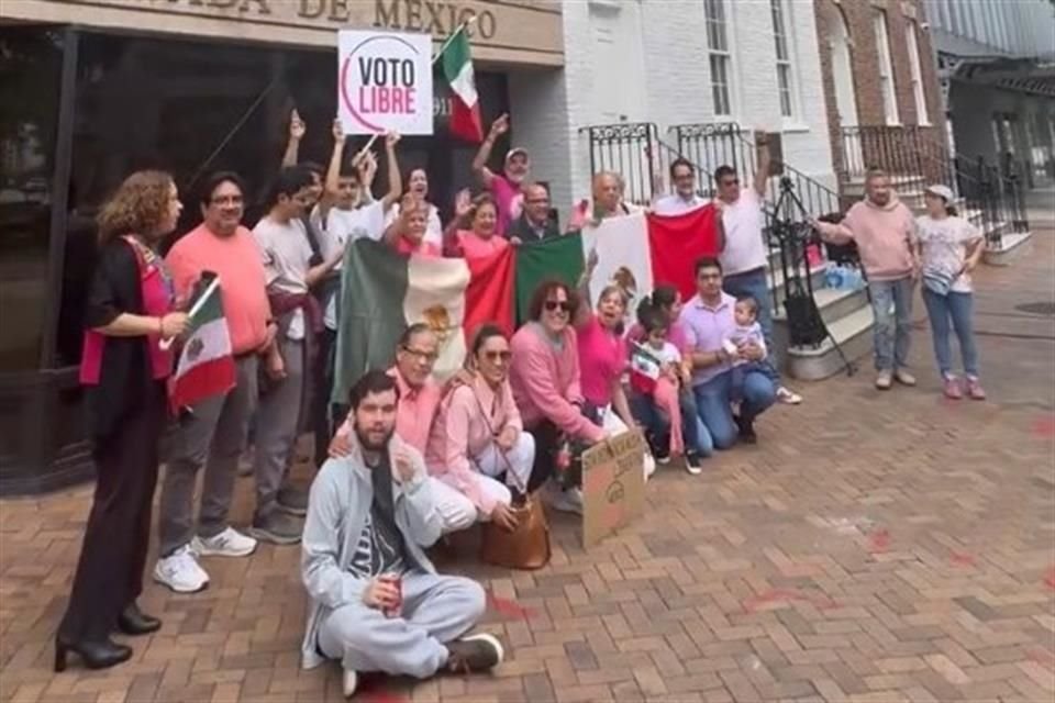 Mexicanos se congregaron en la Embajada de México en Washington.