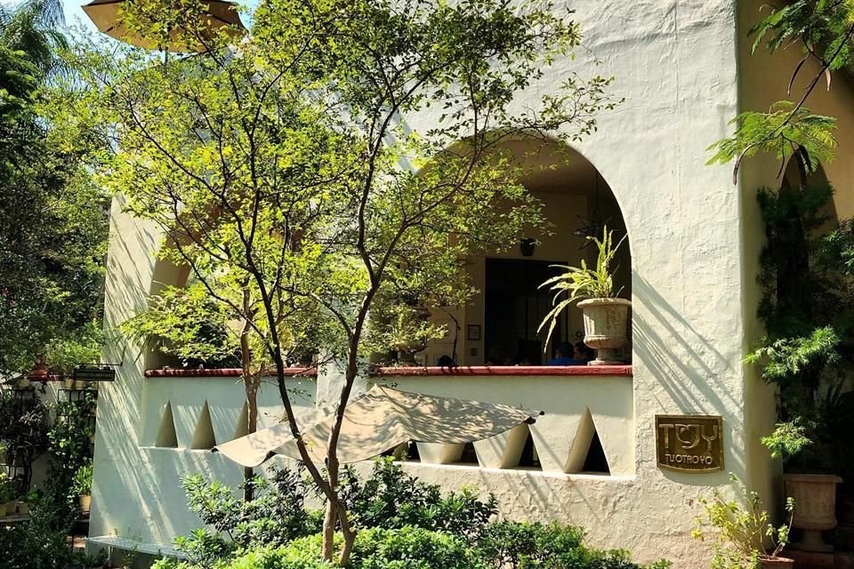 La Casa Farah (1936) es una de las obras más destacadas de Urzúa e incluye amplios espacios exteriores, jardines y el uso del agua como espacio de reflexión y contemplación.