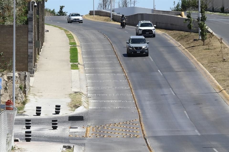 Las boyas obligan a los automovilistas a bajar la velocidad o cambiar de carril, lo que podría causar un accidente.