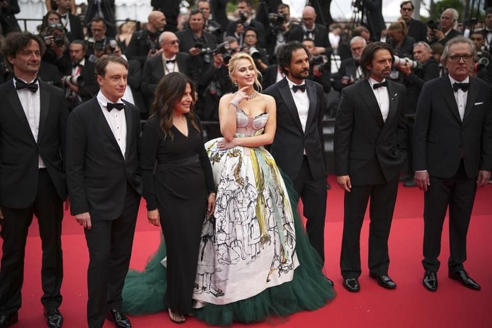 El elenco de la biopic de Trump desfiló en la alfombra roja.