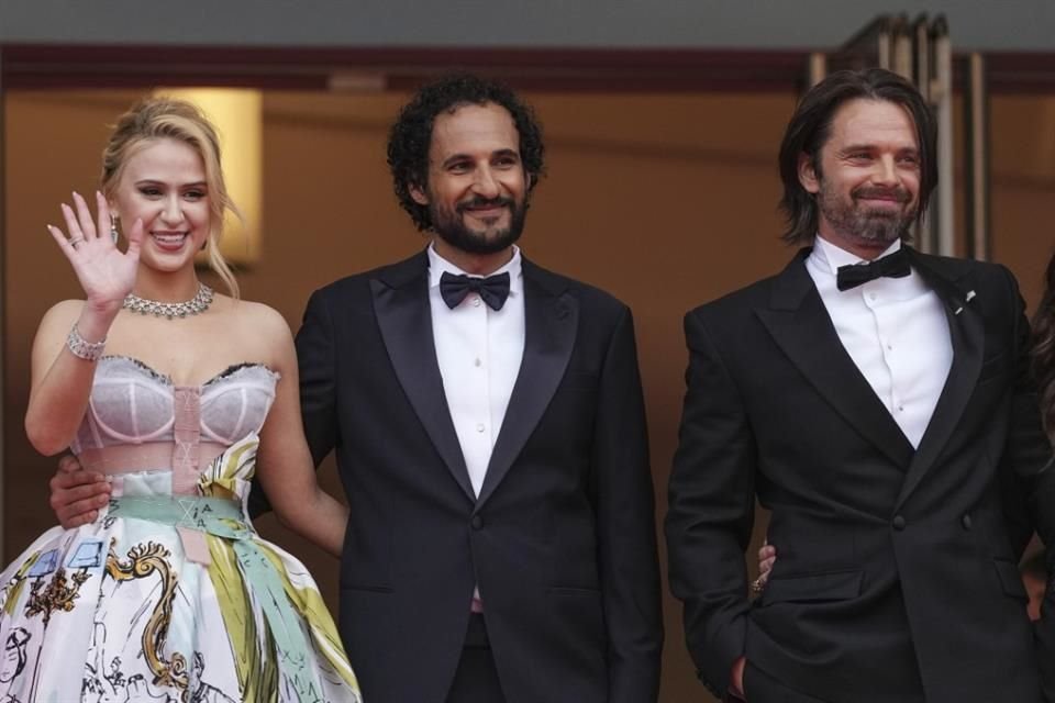 Maria Bakalova, el director Ali Abbasi, y Sebastian Stan posaron juntos desde los escalones del festival.