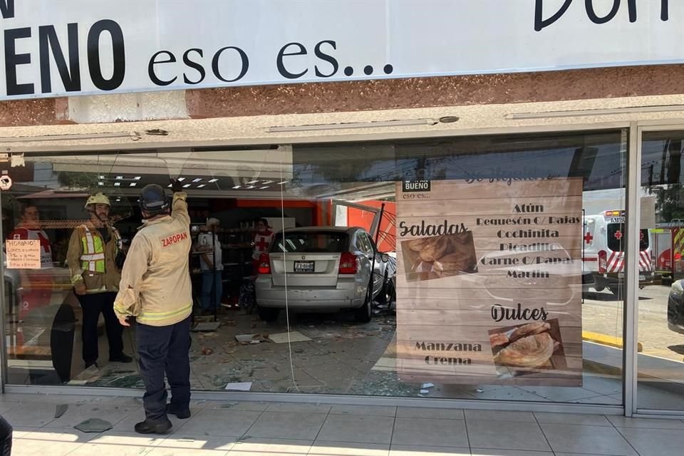 La mujer que conducía una camioneta, se impactó contra una panadería ubicada en el cruce de  Avenida Tepeyac y la Avenida Niño Obrero en Ciudad de los Niños.