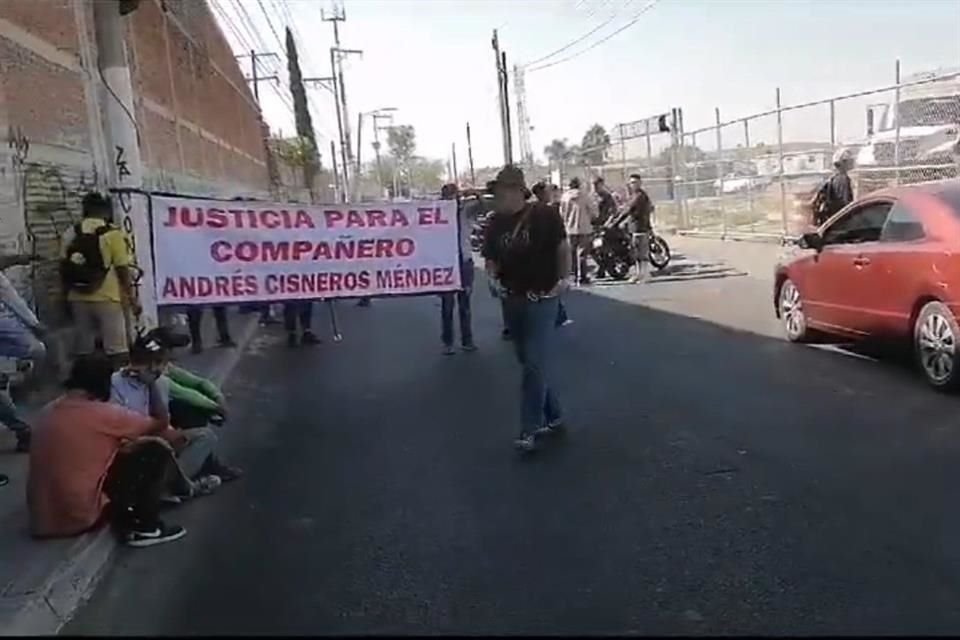 Empleados de Aseo Público de Zapopan realizaron un paro de labores; exigen bases, prestaciones y atención médica para compañero accidentado.