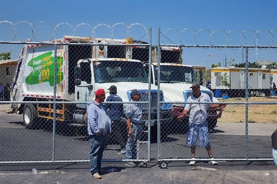 Hasta el 75 por ciento de los camiones destinados a la recolección de basura domiciliaria en Zapopan habrían sido tomado por trabajadores, quienes exigen regularización de su situación la laboral.