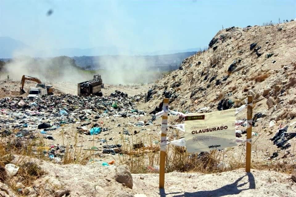 Activistas denunciaron más descarga de basura en el tiradero pese a la reciente clausura.