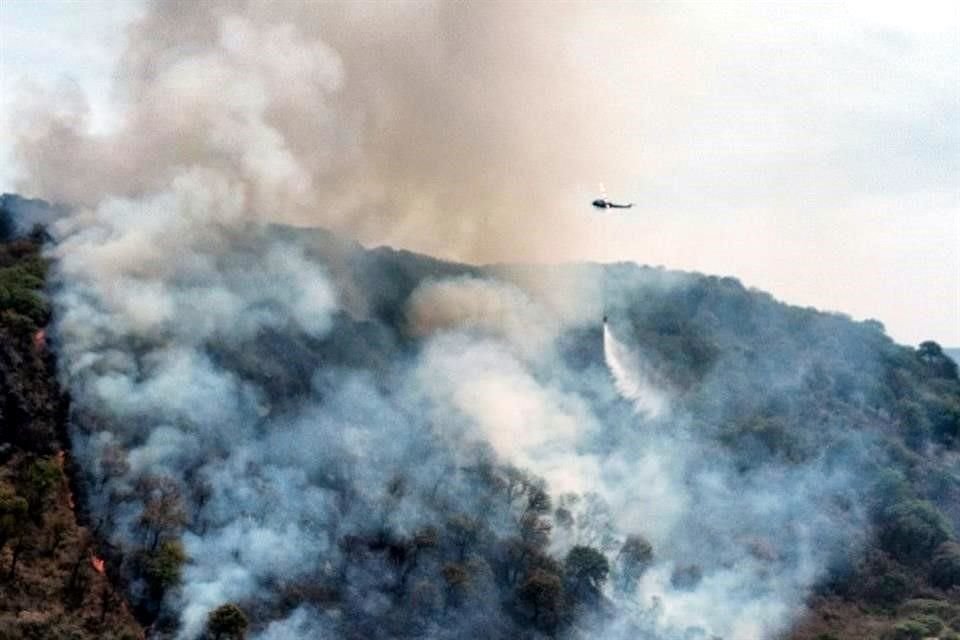 El incendio genera movilización de una aeronave que realiza descargas aéreas.