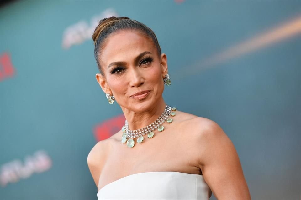 Jennifer Lopez asistió al estreno de 'Atlas' en Los Ángeles sin su esposo Ben Affleck, alimentando rumores de crisis marital.