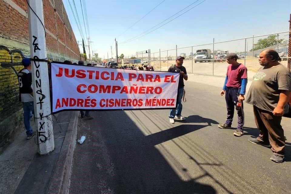 Los trabajadores pidieron atención para un compañero lesionado.