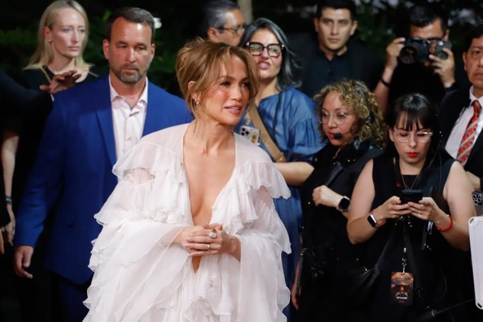 Jennifer Lopez acudió sin su esposo al fan event.