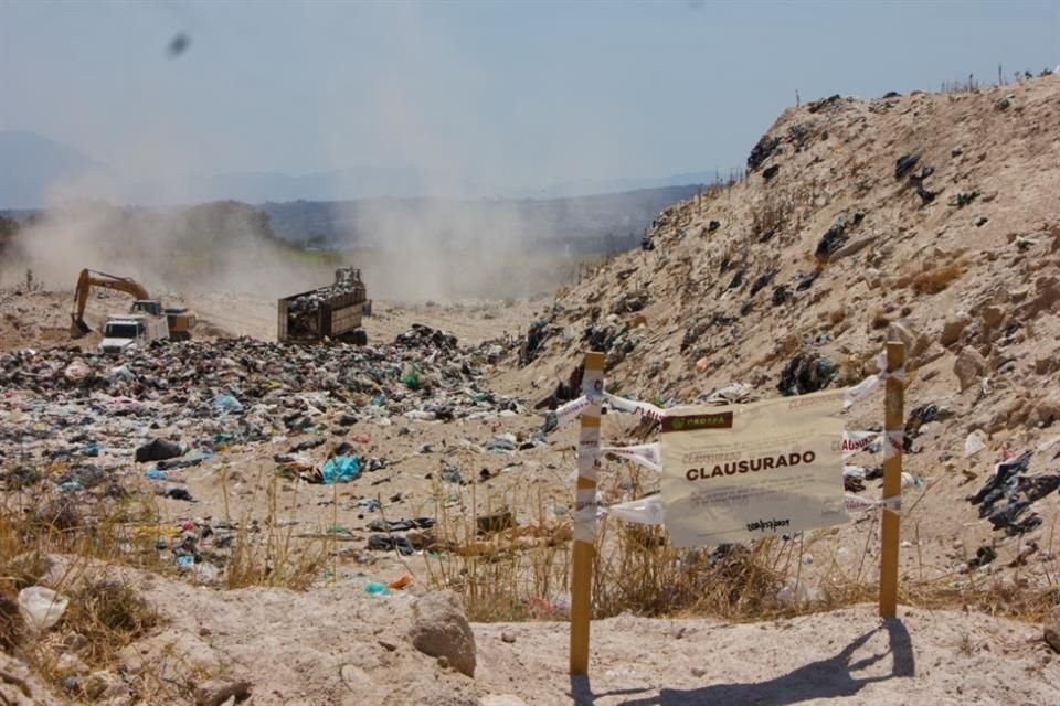 La asociación Resistencia Civil por el Valle registró maquinaria vaciando basura en el tiradero de Huaxtla, pese a que tiene sellos de clausura.