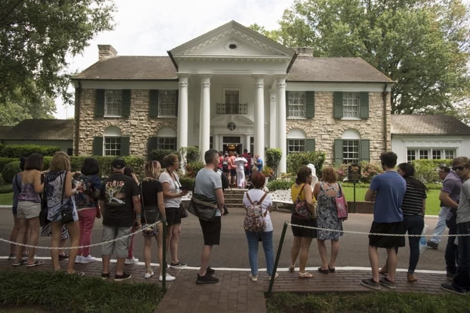 Un juez de Tennessee detuvo la subasta de Graceland por disputa legal entre herederos de Elvis Presley y empresa prestamista.