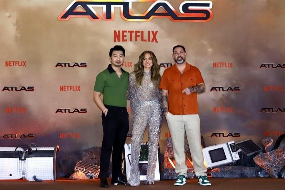 Asegura Jennifer Lopez que al igual que su personaje en la cinta 'Atlas' de Netflix, ha tenido que luchar por sus ideales.