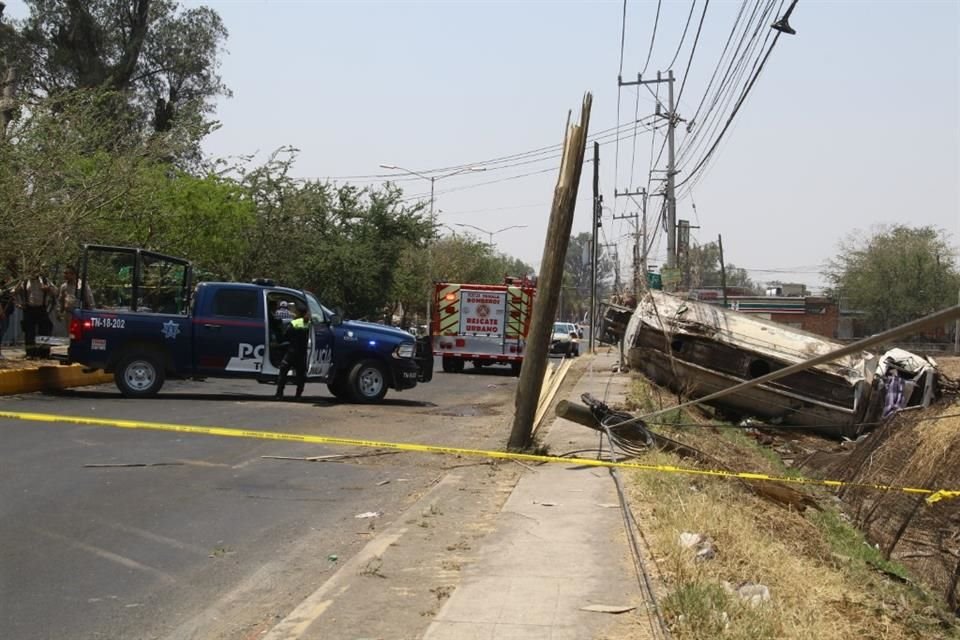 El conductor de una pipa cargada con 20 mil litros de agua volcó y murió cuando circulaba en calles de la Colonia La Gigantera, en Tonalá.