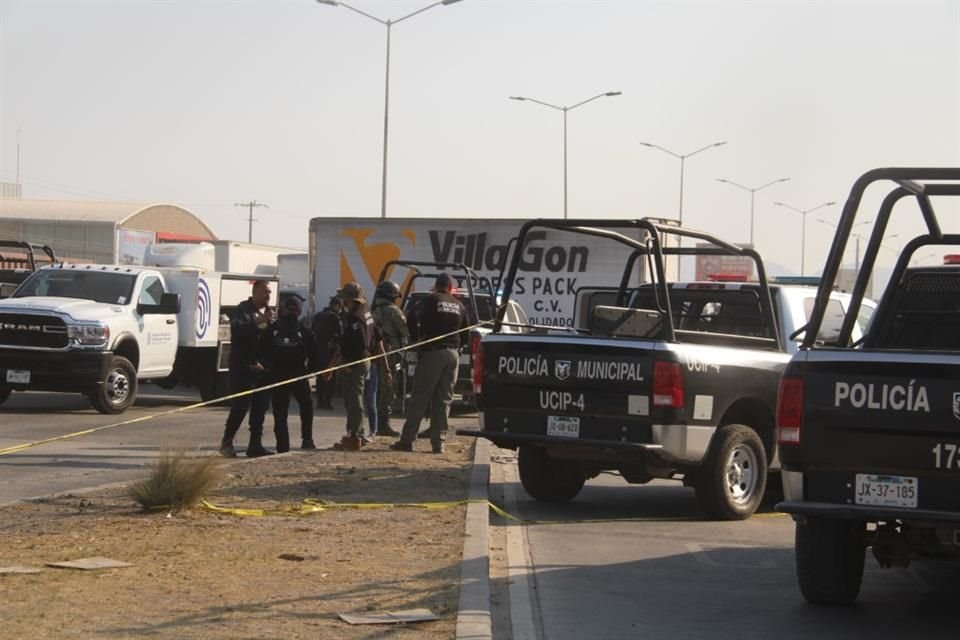 Algunas personas tuvieron que caminar bajo el sol y en la tierra porque el transporte público se suspendió.