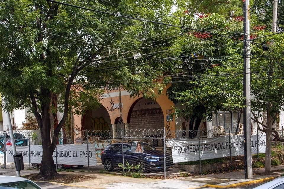 La residencia de la familia Fuchs ahora luce deteriorada y en el abandono.