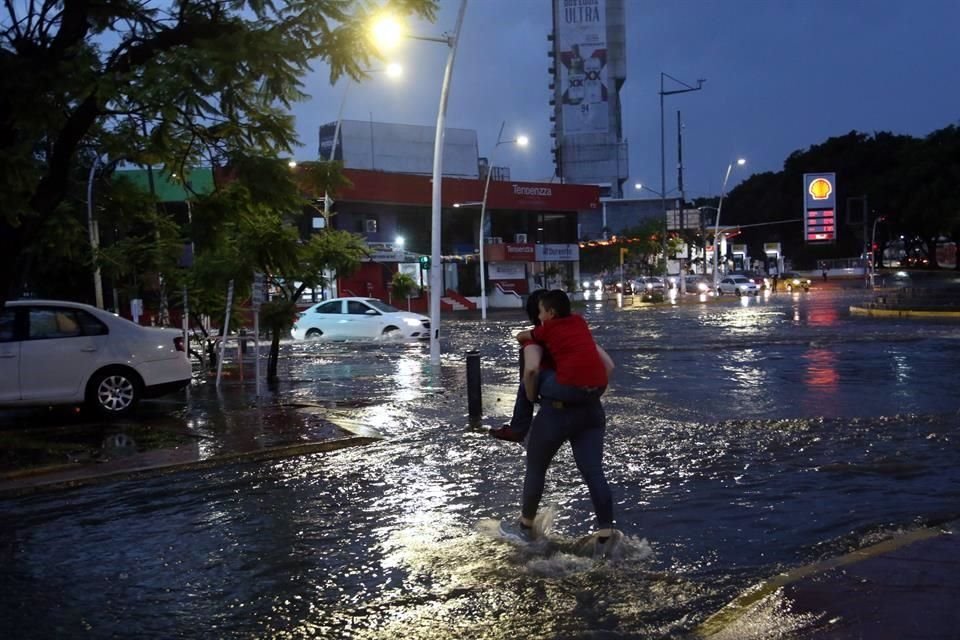 Tras unos minutos de lluvia intensa los encharcamientos se hicieron visibles en la zona de Chapultepec.