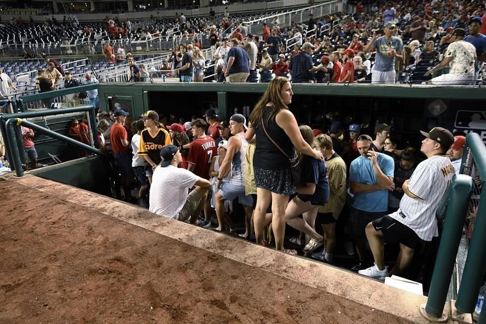 Aficionados y familiares de peloteros se resguardaron en los dugouts.