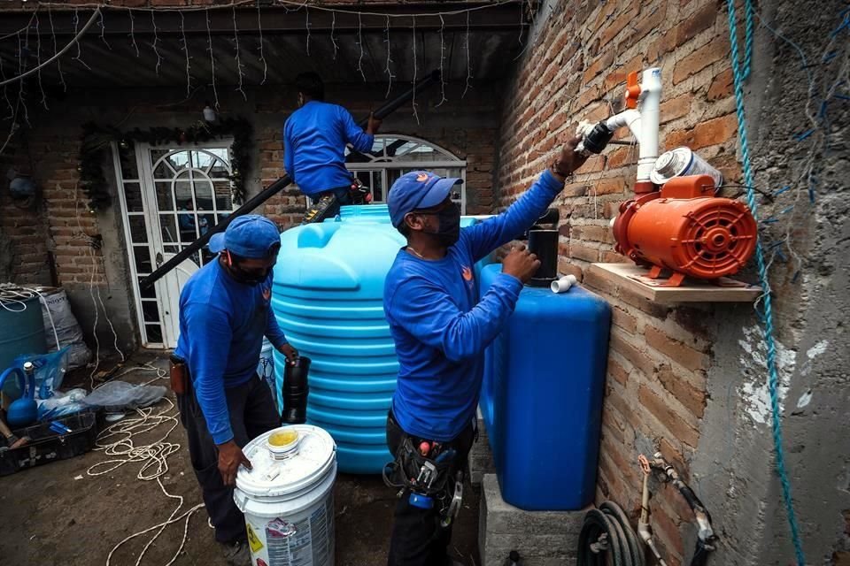 Las cisternas colocadas tienen capacidad de captar 2 mil 500 litros de agua durante el temporal.