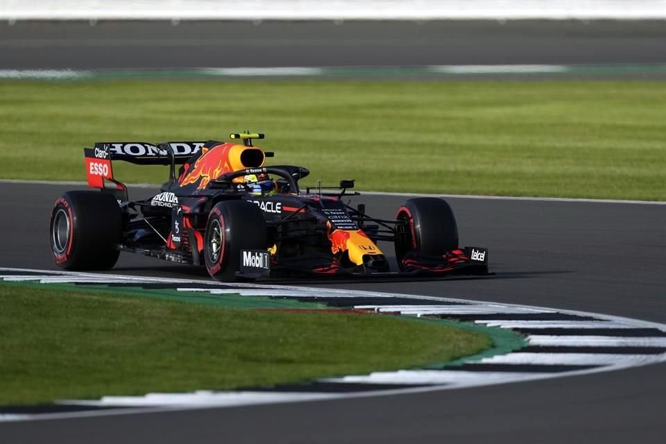 Sergio Pérez hizo su mejor esfuerzo, pero no pudo sumar para Red Bull.