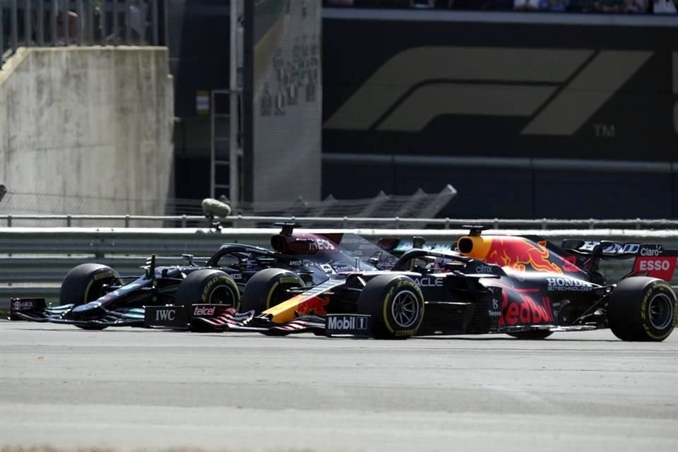 En la carrera de ayer, Hamilton toc a Verstappen, quien se estrell en la primera vuelta.