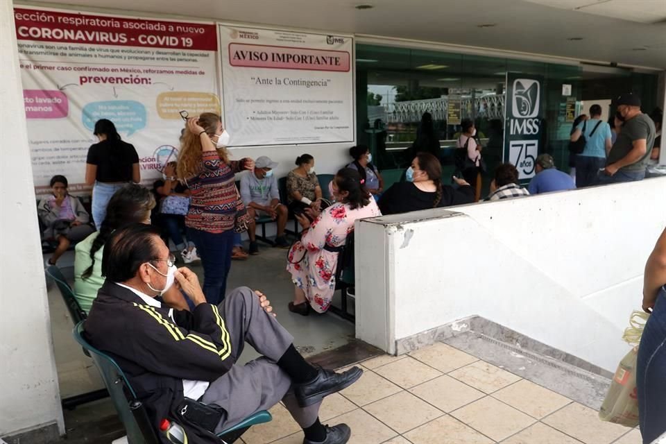 Afuera del Hospital General Regional 46 las filas de familiares también volvieron.