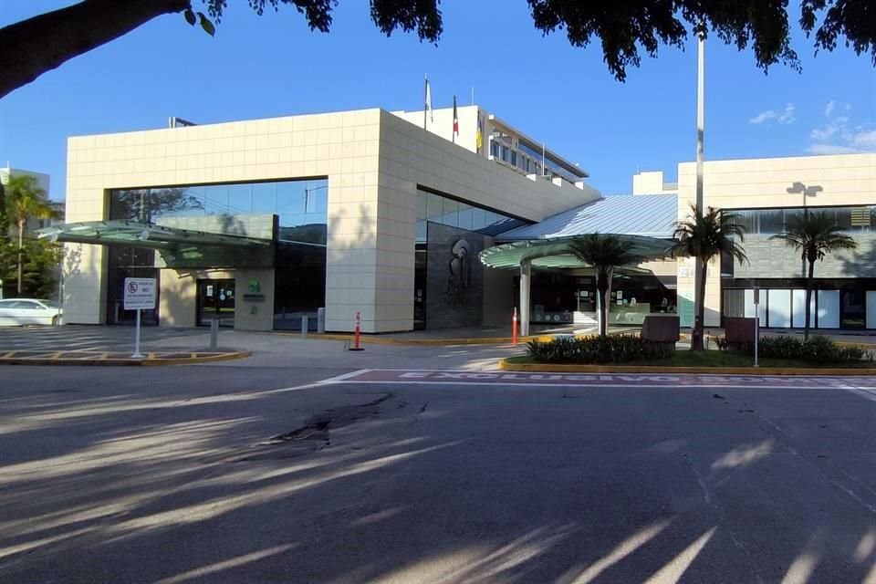 En el Hospital San Javier, trabajadores mencionaron que hay que llamar todos los días para ver si hay un alta y llevar entonces al paciente.