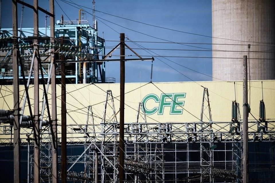 Empresas como Iberdrola volvieron con CFE, pues su permiso de autogeneración venció y la CRE le negó uno nuevo.