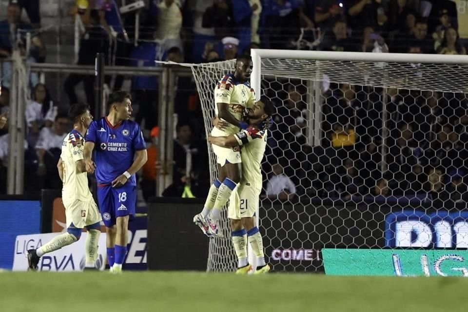 Tras un saque de banda, Henry Martín se quitó la marca de Carlos Salcedo y centró para que Julián Quiñones mandara el balón al fondo del arco.