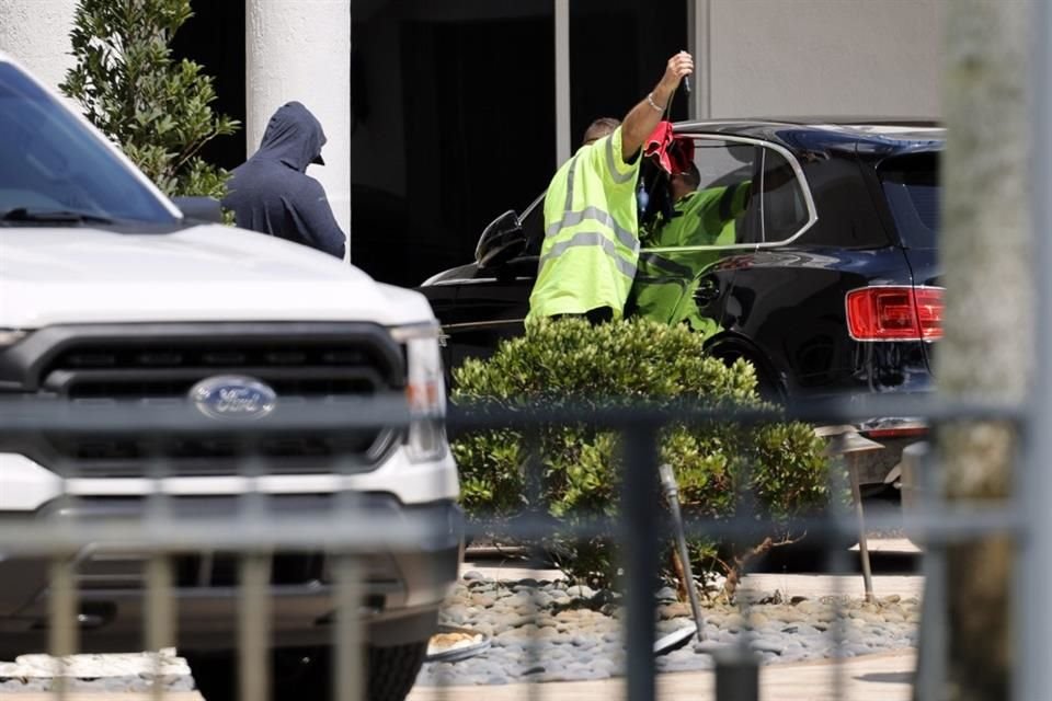 Un equipo SWAT allanó la mansión alquilada del rapero Kingston el jueves y arrestó a su madre por cargos de fraude y robo.