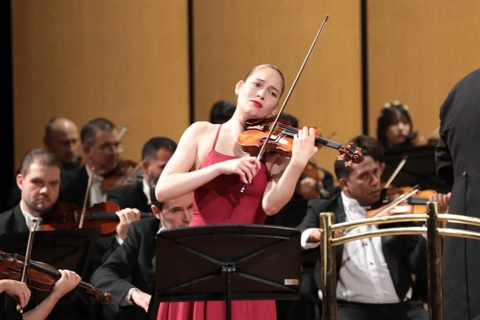 La violinista Geneva Lewis cautivó al público anoche en el cierre del Festival Cultural de Mayo.