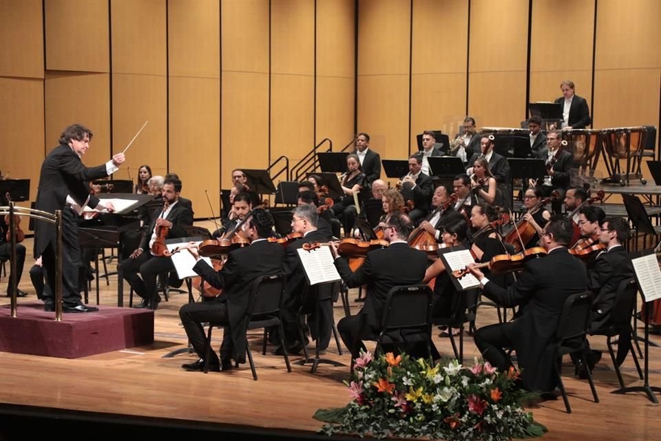 Con un concierto melancólico y festivo de la OFJ, que incluyó invitados especiales, culminó la edición 27 del Festival Cultural de Mayo.