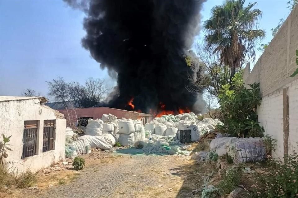 Un incendio en un predio con material de reciclaje generó movilización de bomberos en la Colonia Lomas del Cuatro.