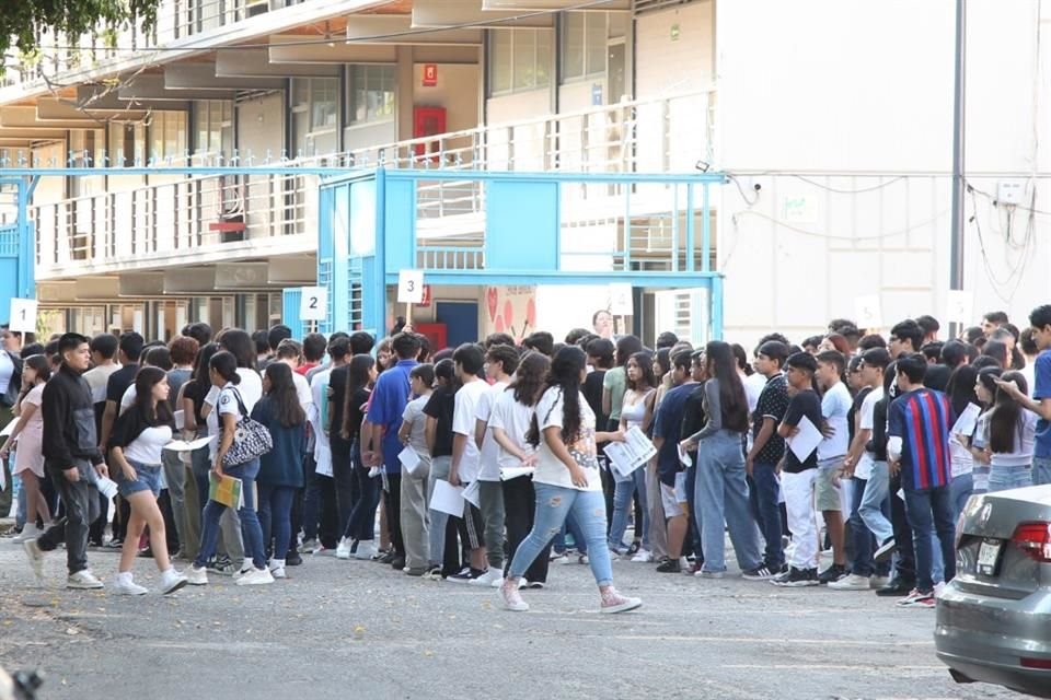 Ingreso a examen de aspirantes al sistema de educación media superior en prepa 11 de la UdeG.