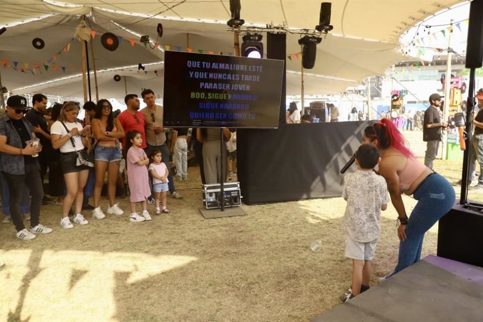 Todos pueden sacar a su artista interior en el karaoke.