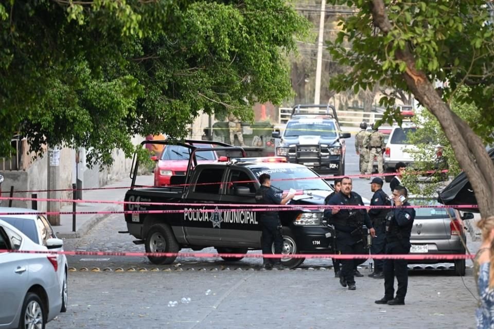 Alrededor del cerco había Marinos que seguían los movimientos de la Policía de Investigación y vigilaban los contornos.