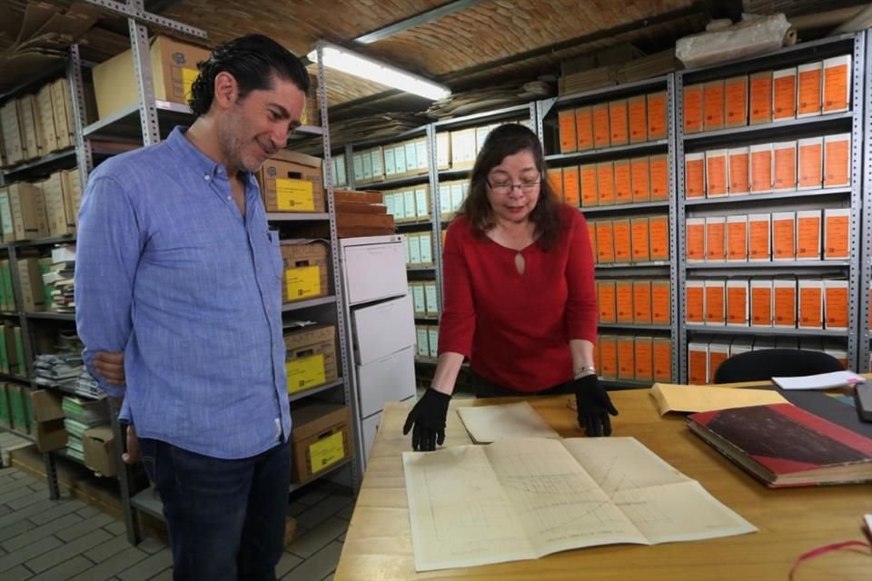 Francisco de Alba, director de Patrimonio Cultural de la Secretaría de Cultura Jalisco y Carmen  Pedraza, encargada del Centro Documental de las Artes de Jalisco.