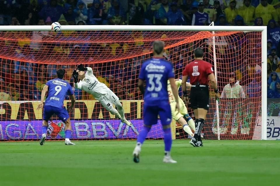 En los primeros 45 minutos, Malagón salvó en más de dos ocasiones el arco de su equipo.